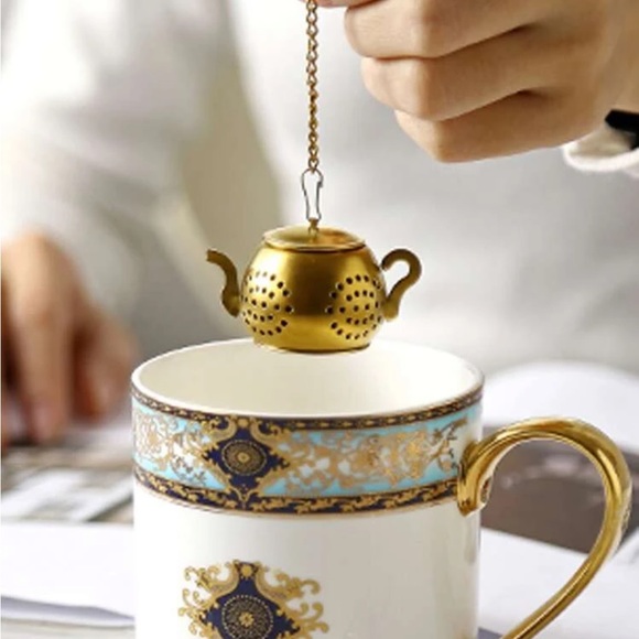 Other - NWT brass colored tea pot tea leaf strainer